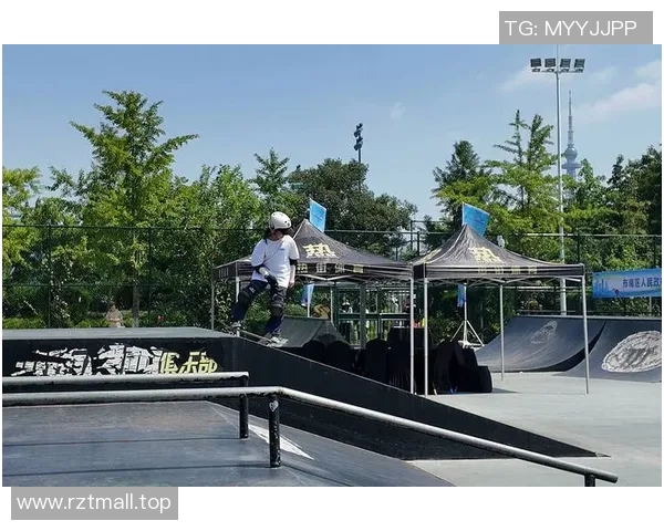 重庆滑板队在极限运动嘉年华中的灵活性表现引发热议与赞赏